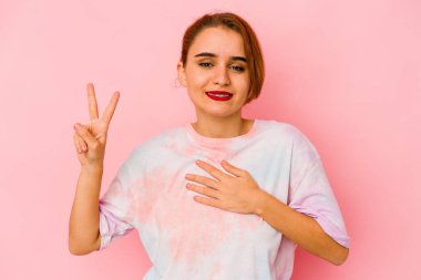 Genç Arap melez kadın yemin ediyor, elini göğsüne koyuyor..