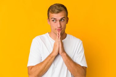 Beyaz tenli yakışıklı dua eden, kendini adamış dindar, ilahi ilhamı arayan genç bir adam..