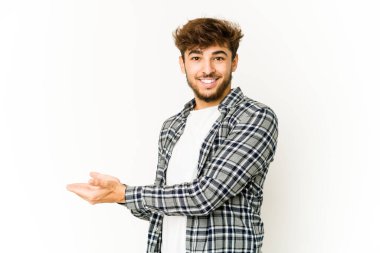 Beyaz arka planda genç bir Arap palmiye üzerinde bir kopya alanı tutuyor..