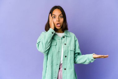 Genç melez kadın, avuç içi fotokopi alanını elinde tutmaktan etkilenmiş..