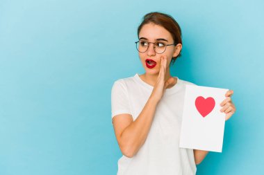 Sevgililer günü kartı tutan genç, sıska bir Arap kız gizli bir sıcak fren haberi veriyor ve yan bakıyor.