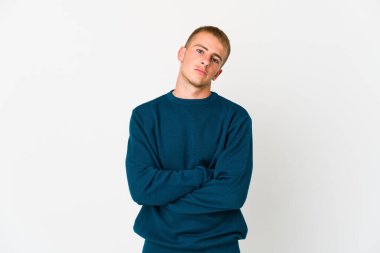 Sıkılmış, yorgun ve dinlenmeye ihtiyacı olan beyaz, yakışıklı genç bir adam..