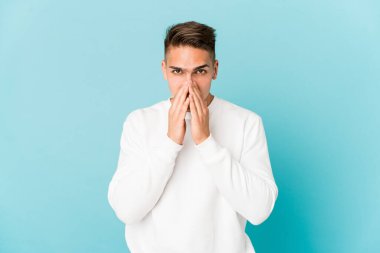 Kafkasyalı yakışıklı genç adam, bir plan hazırlıyor..