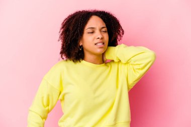 Genç Afro-Amerikan melez kadın yerleşik yaşam tarzından dolayı boyun ağrısını izole etti..