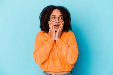 Genç Afro-Amerikan melez kadın korkmuş ve korkmuş..