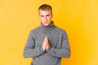 Beyaz tenli yakışıklı dua eden, kendini adamış dindar, ilahi ilhamı arayan genç bir adam..