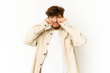 Beyaz arka planda ağlayan ve sızlanan genç bir Arap..