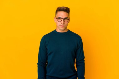 Genç yakışıklı beyaz adam üzgün, ciddi yüzlü, mutsuz ve hoşnutsuz..