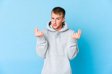 Beyaz tenli yakışıklı bir adam parasız olduğunu gösteriyor..