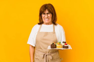 Orta yaşlı Kafkas aşçı kadın çok sinirli ve agresif bağırıyor..