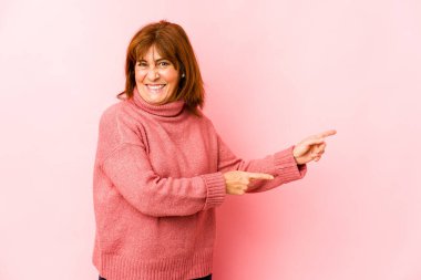 Kafkasyalı kıdemli kadın işaret parmağıyla fotokopi alanını işaret ederek heyecan ve arzusunu ifade ediyor..