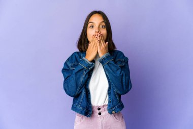 Genç melez kadın elleriyle ağzını kapatırken şok oldu..