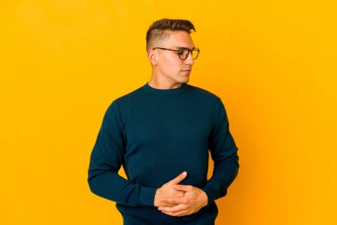 Yakışıklı beyaz adam karnına dokunuyor, nazikçe gülümsüyor, yemek yiyor ve tatmin oluyor..