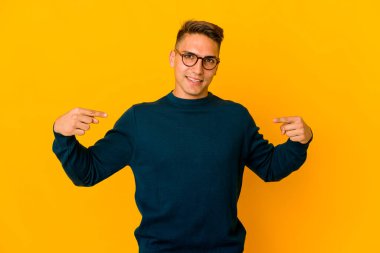 Genç, yakışıklı, beyaz bir adam parmaklarıyla izole edilmiş, olumlu hisler..