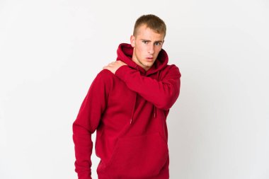 Genç, beyaz, yakışıklı bir adam omuz ağrısı çekiyor..