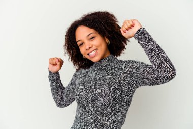 Genç Afro-Amerikan melez kadın özel bir günü kutluyor, atlıyor ve enerji ile kollarını kaldırıyor..