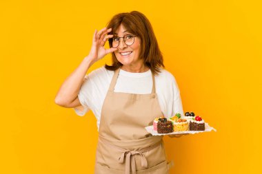 Orta yaşlı Kafkasyalı aşçı kadın heyecanlı..