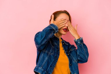 Genç Arap melez kadın elleriyle gözlerini kapatmaktan korkuyor..