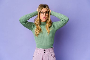 Kafkasyalı sarışın kadın şoka uğruyor, önemli bir buluşmayı hatırladı..