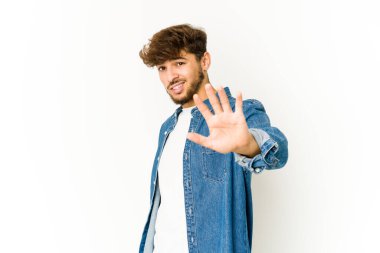 Beyaz arka planda genç bir Arap tiksinti belirtisi gösteren birini reddediyor..