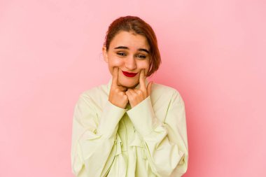 Genç Arap melez kadın iki seçenek arasında şüpheye düşüyor.