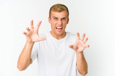 Genç, beyaz, yakışıklı bir adam pençelerini kedi taklidi yapıyor, agresif bir hareket..