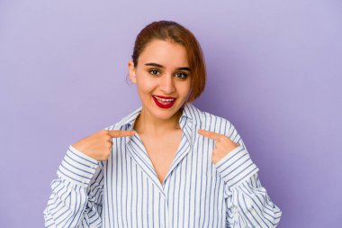 Genç Arap melez kadın parmağını göstererek şaşırdı ve gülümsedi..