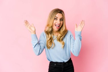 Kafkasyalı genç bir kadın, yakın bir tehlike nedeniyle şoka uğruyor.