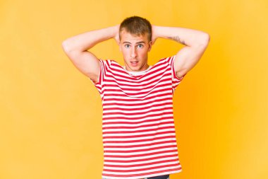 Genç beyaz yakışıklı adam bağırıyor, çok heyecanlı, tutkulu, bir şeyden memnun..