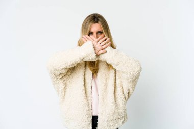 Beyaz tenli sarışın kadın inkar jesti yapıyor.