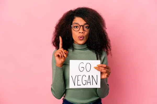 Jovem Afro Americana Encaracolado Mulher Segurando Cartaz Vegan Ter Alguma — Fotografia de Stock