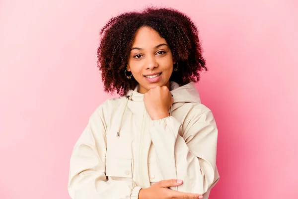 Jovem Negra Americana Mista Mulher Isolada Sorrindo Feliz Confiante Tocando — Fotografia de Stock