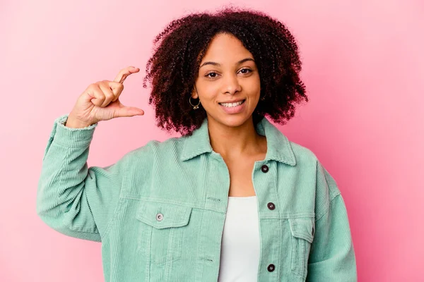 若いアフリカ系アメリカ人の混合人種の女性は 額で少し何かを保持隔離され 笑顔と自信 — ストック写真