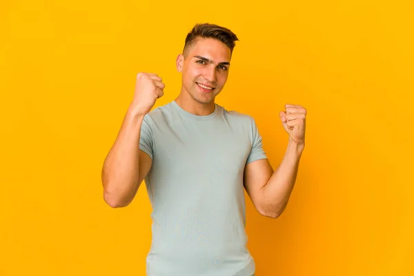 Junger Gutaussehender Kaukasischer Mann Vereinzelt Jubelnd Unbeschwert Und Aufgeregt Siegeskonzept — Stockfoto