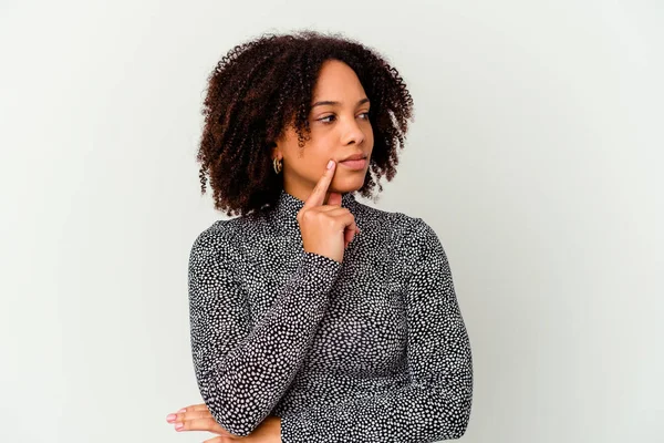 Jovem Negra Americana Mista Mulher Isolada Contemplando Planejando Uma Estratégia — Fotografia de Stock