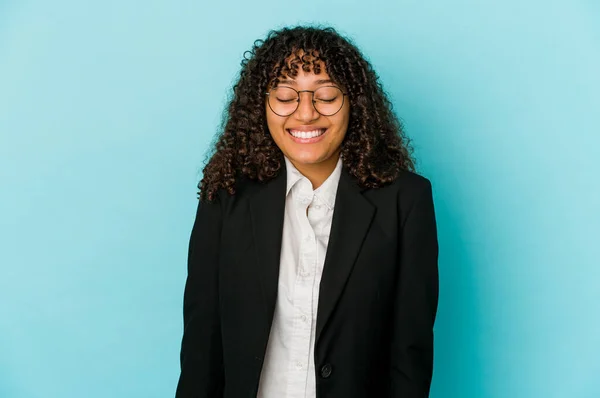 Jovem Afro Americana Africana Isolada Fecha Olhos Sente Relaxada Feliz — Fotografia de Stock