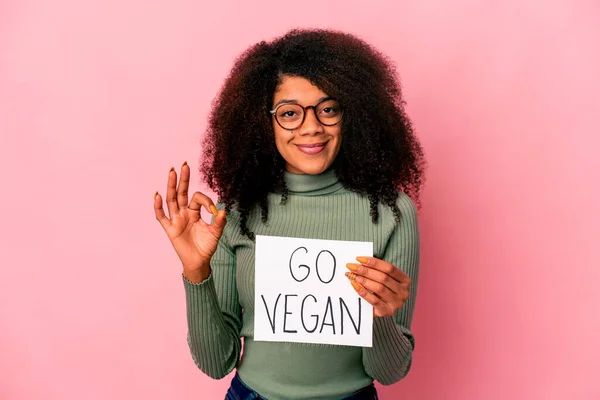 Jovem Afro Americana Encaracolado Mulher Segurando Cartaz Vegan Alegre Confiante — Fotografia de Stock