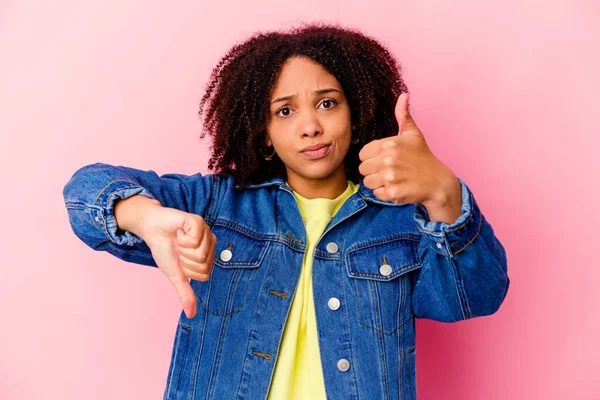 親指と親指を下に示す孤立した若いアフリカ系アメリカ人の混合人種の女性 難しい選択の概念 — ストック写真