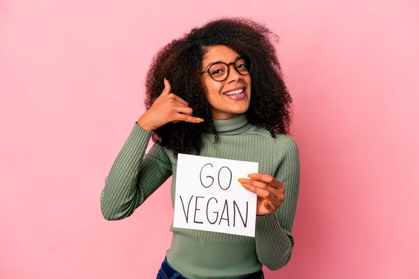 Jovem Afro Americana Encaracolada Segurando Cartaz Vegan Mostrando Gesto Chamada — Fotografia de Stock