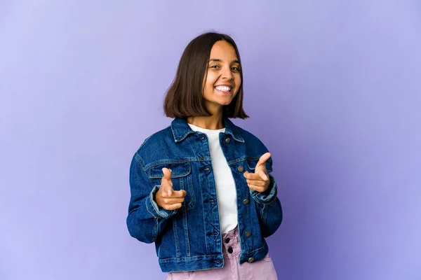 Joven Mujer Raza Mixta Sonrisas Alegres Apuntando Frente — Foto de Stock