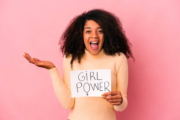 一个年轻的非洲卷曲的美国女人拿着一个女孩的权力信息在标语牌上收到了一个愉快的惊喜 兴奋地举起了手 — 图库照片