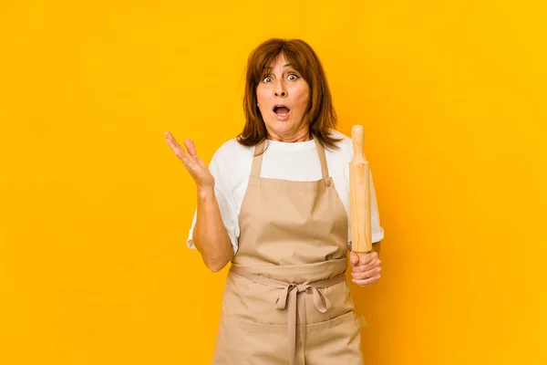 Mujer Cocinera Caucásica Mediana Edad Sosteniendo Rodillo Aislado Sorprendido Sorprendido —  Fotos de Stock