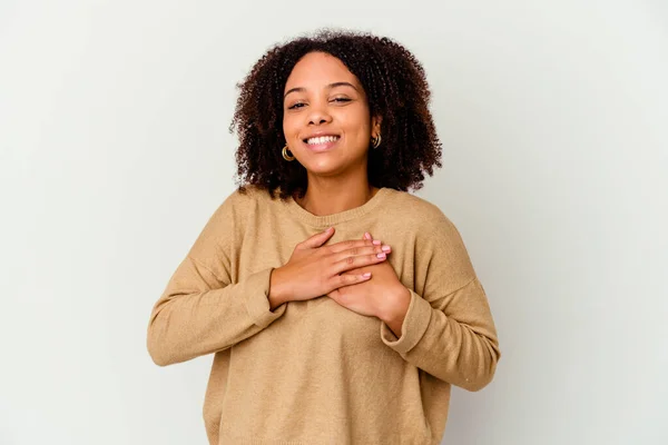 若いアフリカ系アメリカ人の混合人種の女性が孤立し 胸に手のひらを押して 優しい表情をしています 愛の概念 — ストック写真