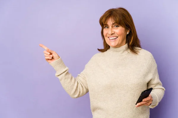 Middle Age Caucasian Woman Holding Phone Smiling Pointing Aside Showing — ストック写真