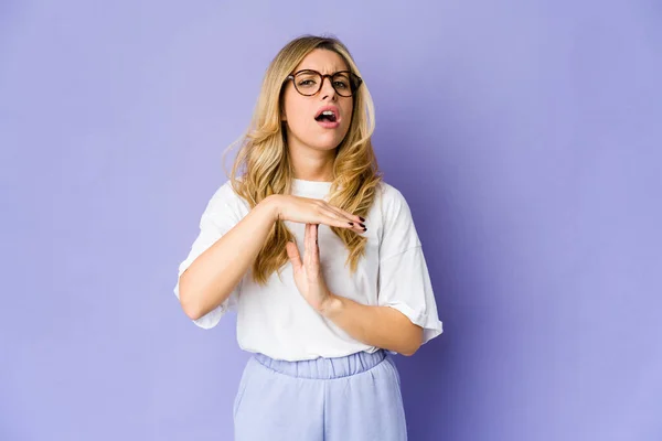 Joven Mujer Rubia Caucásica Mostrando Gesto Tiempo Espera — Foto de Stock