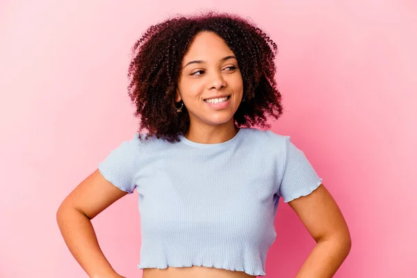 Jovem Negra Americana Mista Mulher Isolada Alegremente Diverte Mantendo Mãos — Fotografia de Stock