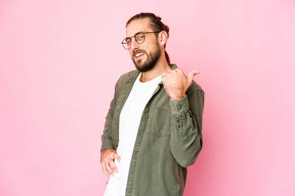 Giovane Uomo Con Capelli Lunghi Guarda Punti Con Dito Del — Foto Stock