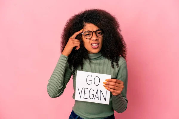 Mladý Africký Americký Kudrnatý Žena Drží Vegan Plakát Ukazující Zklamání — Stock fotografie