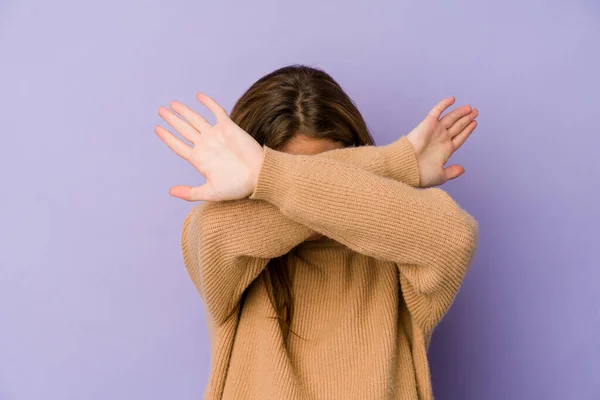 Giovane Ragazza Caucasica Magra Adolescente Sfondo Viola Mantenendo Due Braccia — Foto Stock