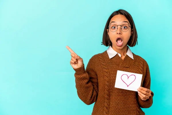 Junge Hispanische Mischlingshündin Mit Einem Herzblatt Das Zur Seite Zeigt — Stockfoto